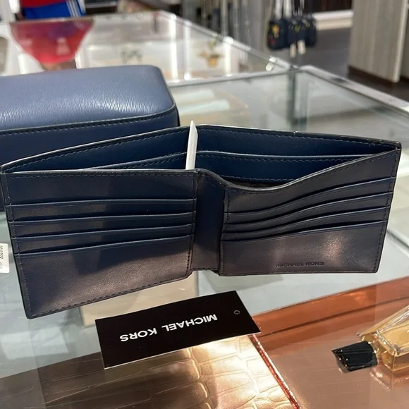 Michael Kors Cooper Billfold Wallet
Navy
NWT - Picture 13 of 16